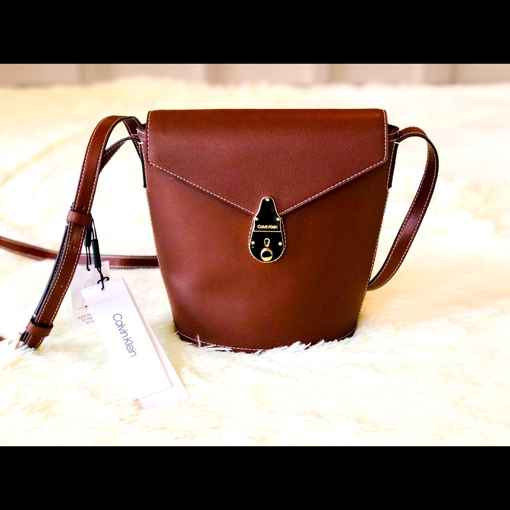 Calvin Klein Push Lock up bucket bag